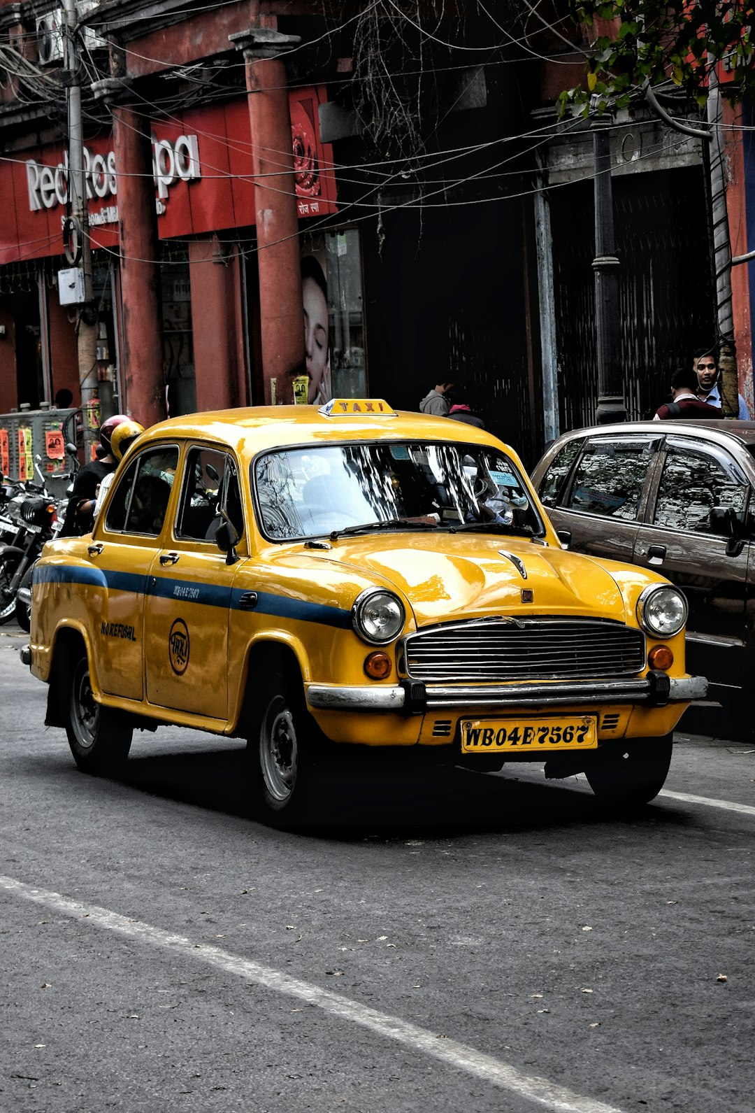 yellow-taxi-cab-lc9toadnpjg